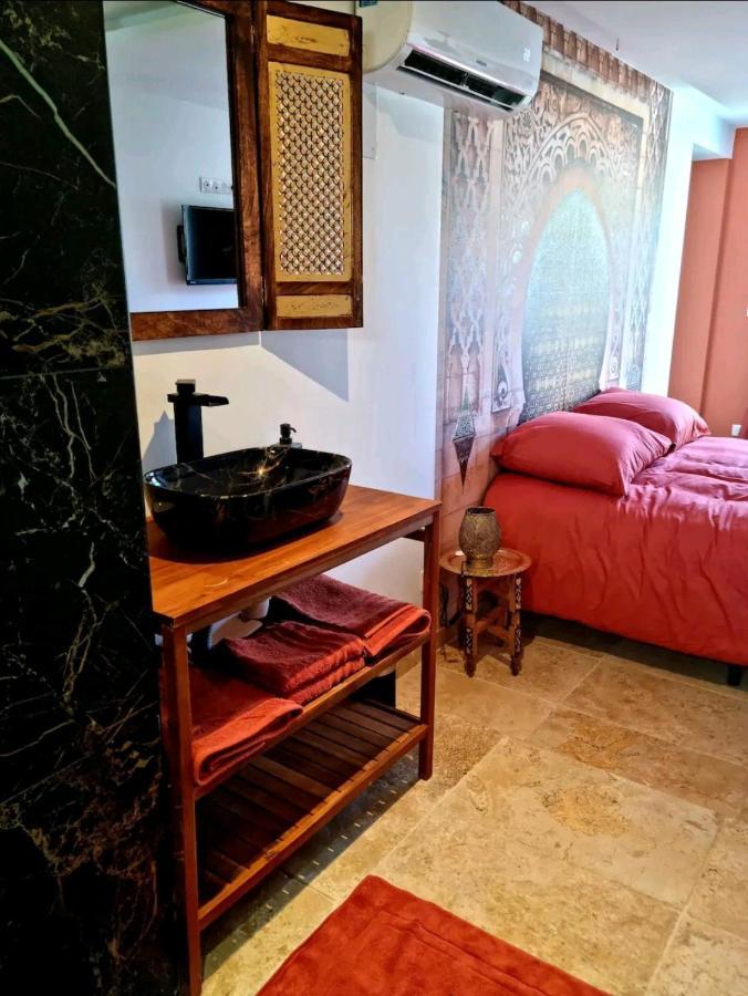 Suite Jaccuzzi En Camargue Port-Saint-Louis-du-Rhône Exteriör bild